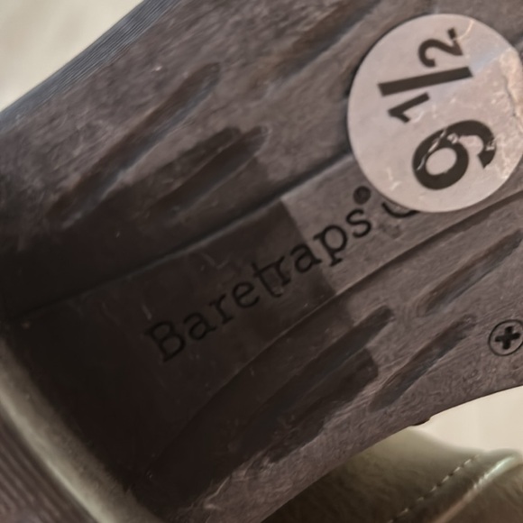 Worn once! New condition! No scratches or anything. Size 91/2 Beige and wide - Picture 4 of 6